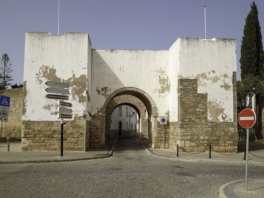 Bild: Arco do Repouso an der Stadtmauer, das Stadttor in Faro