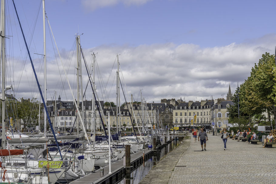 Bild: Sportboothafen in Vannes mit Porte Saint-Vincent im Hintergrund am Place Gambetta