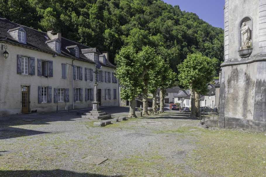 Bild: Vorhof und ehemalige Wohnquartiere der Mönche der Monastère Notre-Dame de Sarrance in den Pyrenäen, Frankreich