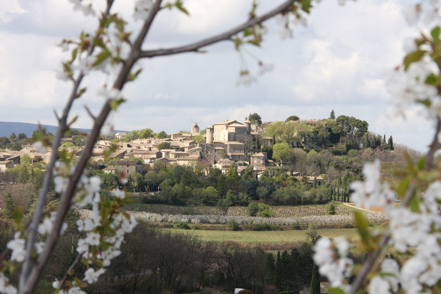 Bild: Blick auf Murs im Frühling, Provence