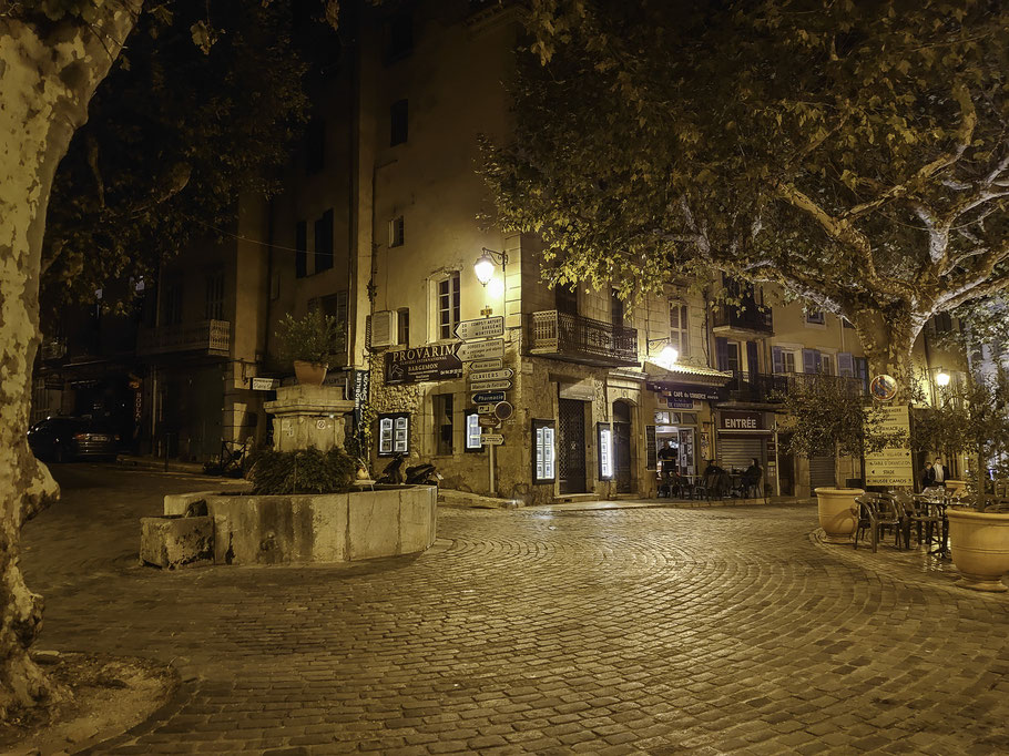 Bild: Bargemon im Var mit Place Chauvier mit der Fontaine Philippe Chauvier