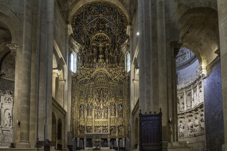 Bild: Im Innern der Kathedrale "Sé Velha" in Coimbra
