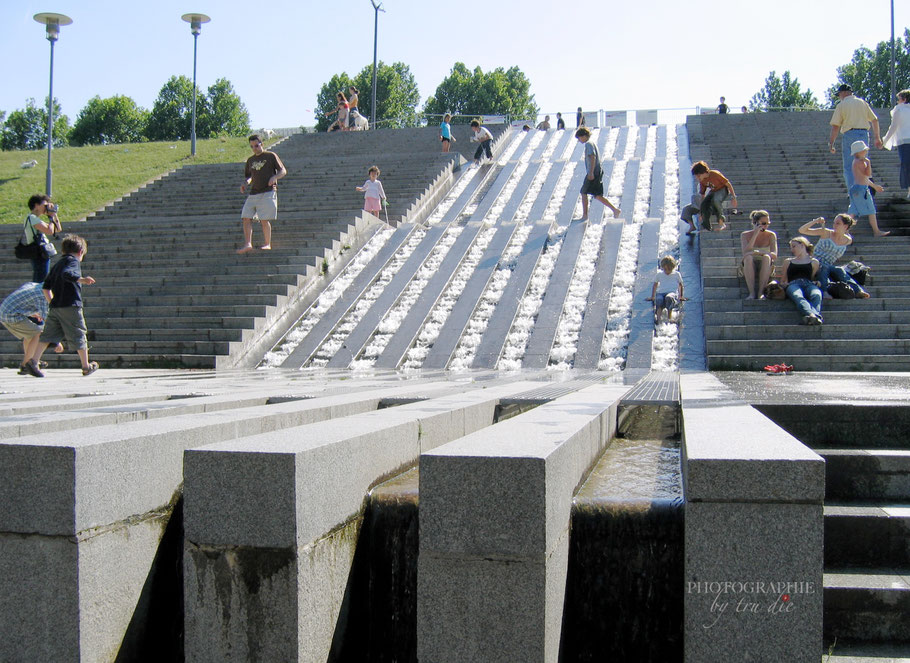 Bild: Wasserkaskade im Parc de Bercy in Paris