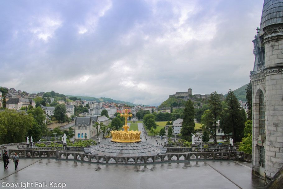 Bild: Blick von Basilique Notre-Dame-de-l’Immaculée-Conception in Lourdes