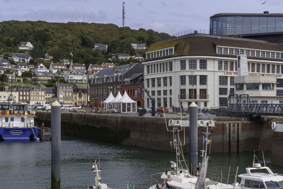 Bild: Fischrestaurant vor dem Fischreimuseum in Fécamp