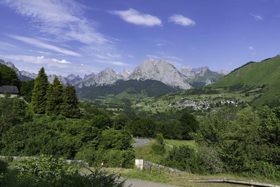 Bild: Blick auf Lescun mit seiner Bergwelt in den Pyrenäen, Frankreich