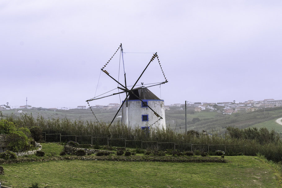 Bild: Windmühle an der Praia de Porto Dinheiro in der Nähe von Ribamar