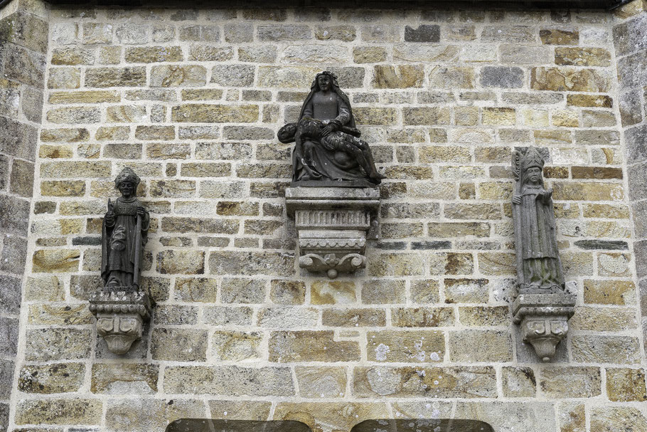 Bild: Statuen an der Rückseite des Portal zum Friedhof der Abbaye de Daoulas  