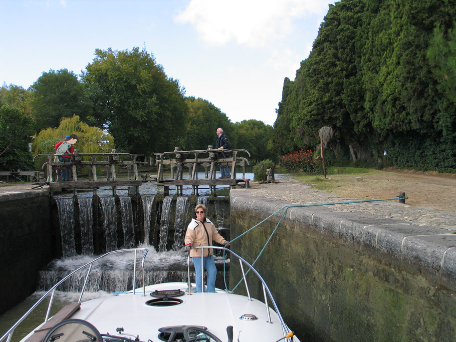 Bild: Mit dem Hausboot auf dem Canal du Midi 