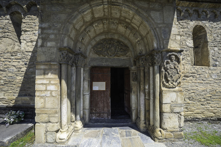 Bild: Portal der Église Saint-Aventin-de-Larbouste in Saint-Aventin