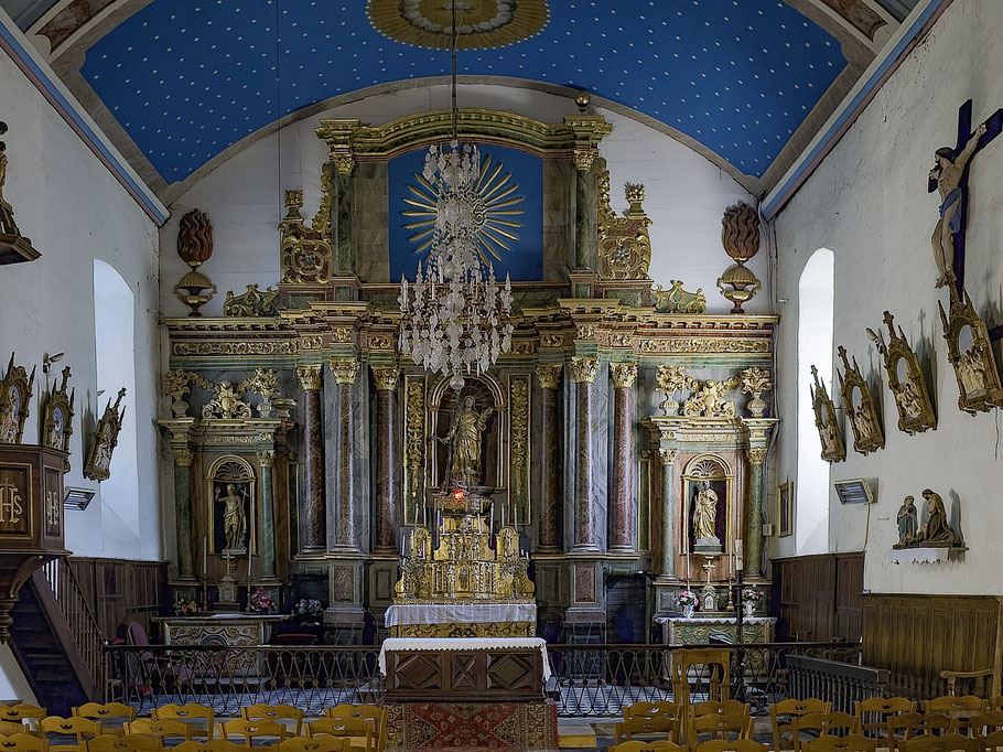 Bild: Blick in das Innere der Église Sainte-Eulalie de Lesun mit Hauptaltar und in der Mitte die Heilige Eulalia