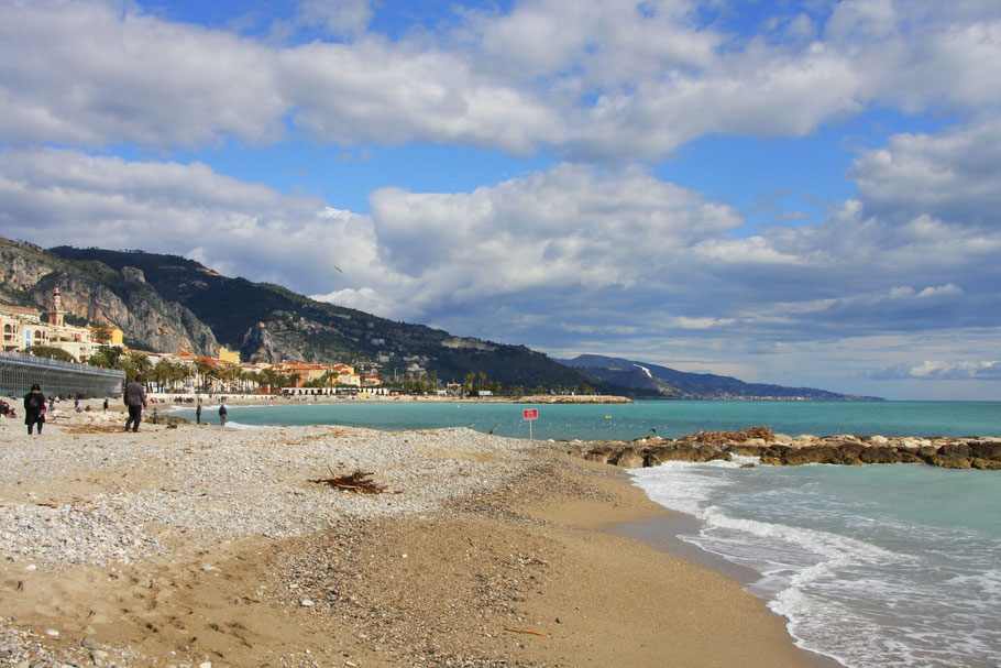 Bild: am Strand von Menton in Richtung Italien