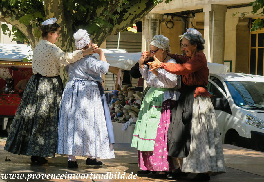 Folklore unter den Platanen