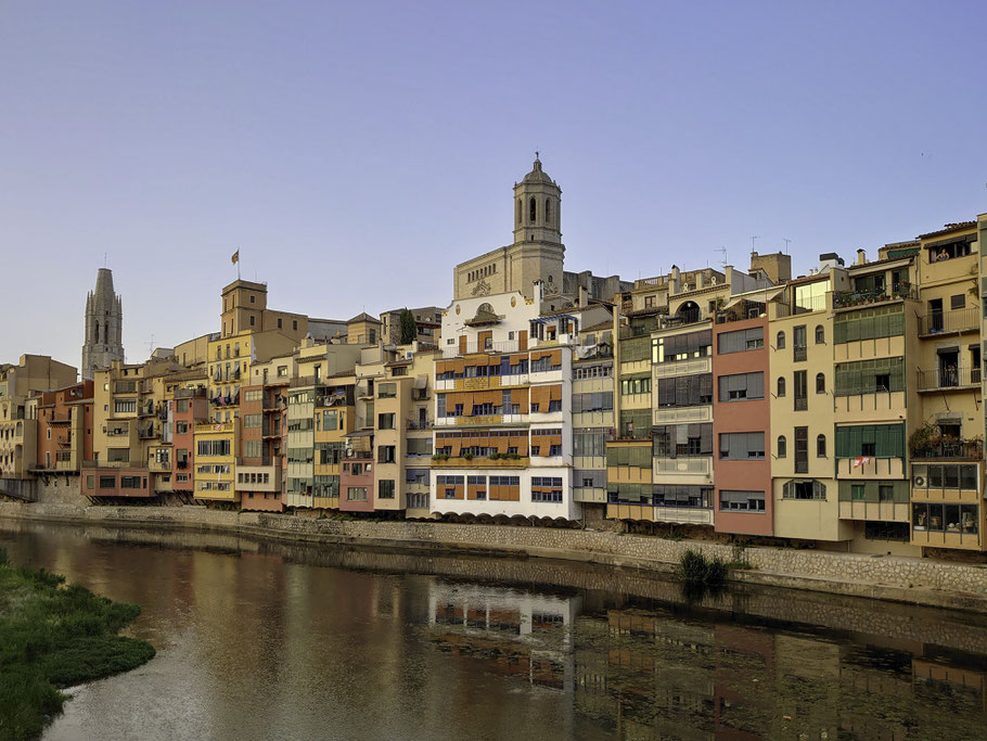 Bild: Blick auf Häuserfront und Catedral Santa Maria de Girona über Fluss Onyar, Katalonien in Spanien