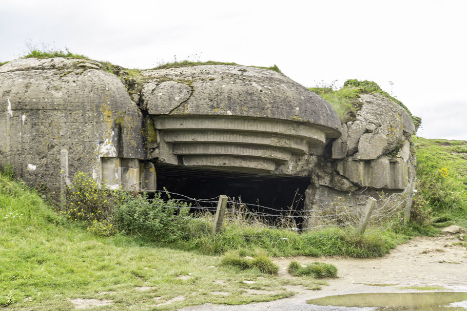 Bild: Zerfallener Bunker bei den Batteries Longues-sur-Mer