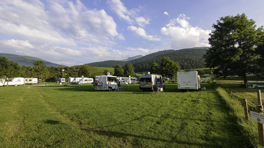 Bild: Wohnmobilreise in die Hochpyrenäen hier Wohnmobil-Stellplatz LES IV VEZIAUX vor Campan