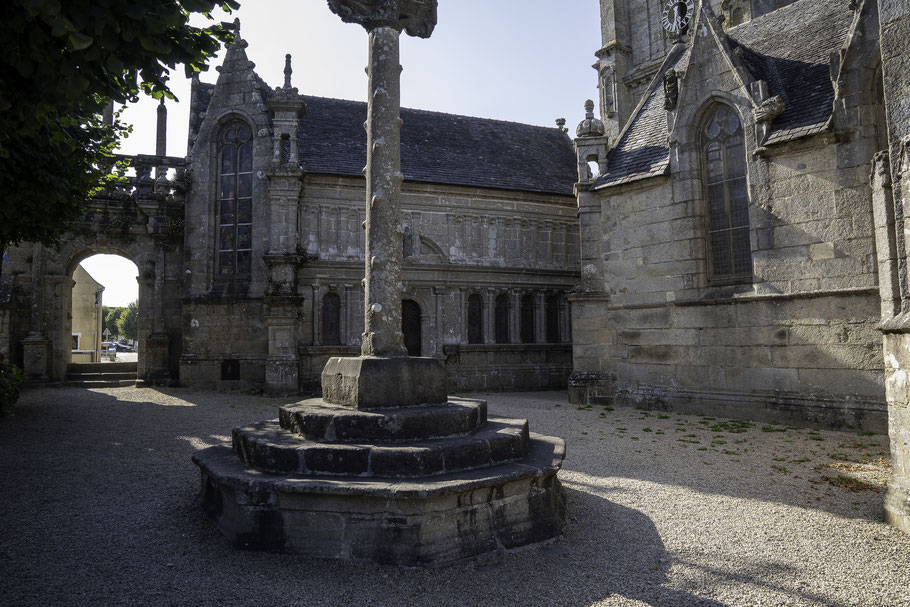 Bild: Beinhaus mit der Chapelle de la Trinité des umfriedeten Pfarrbezirkes in Lampaul-Guimiliau 