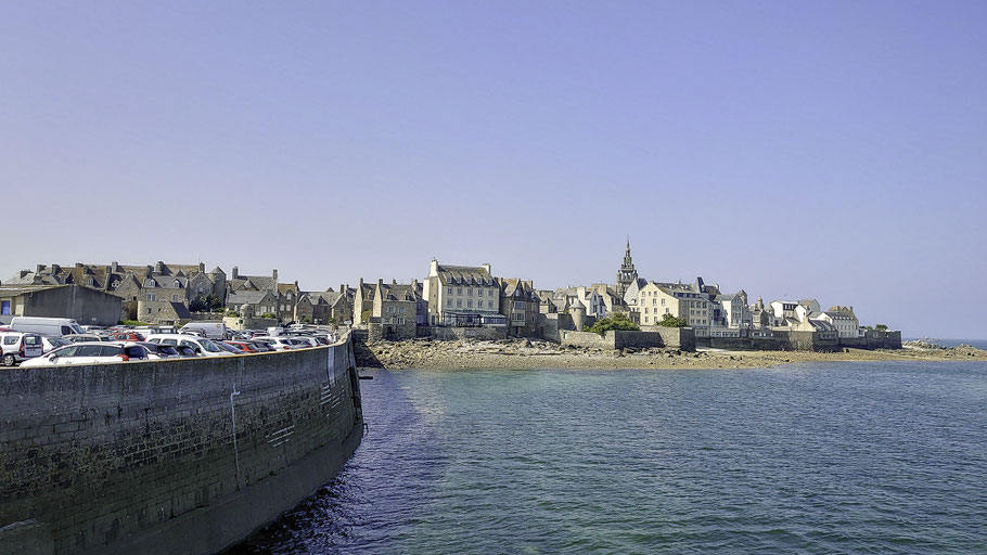 Bild: Blick von den Kaimauern am Hafen auf Roscoff 