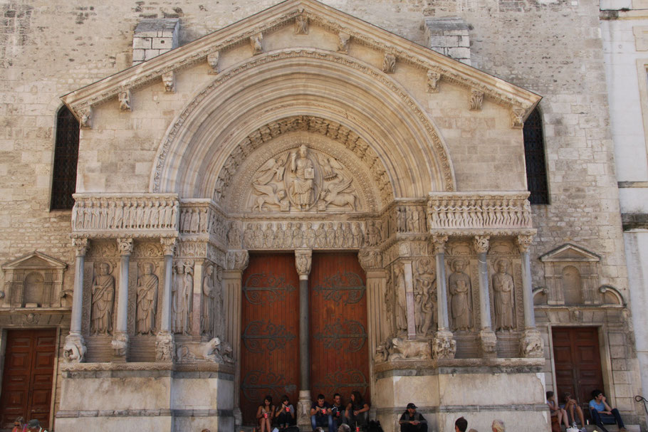 Bild: Das Portal der Église St.-Trophime in Arles, Provence