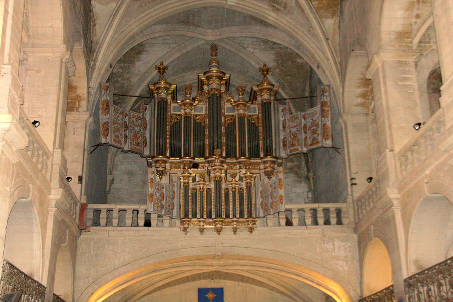 Bild: Im Innern der Cathédrale Saint Théodorit, hier die Orgel, in Uzès