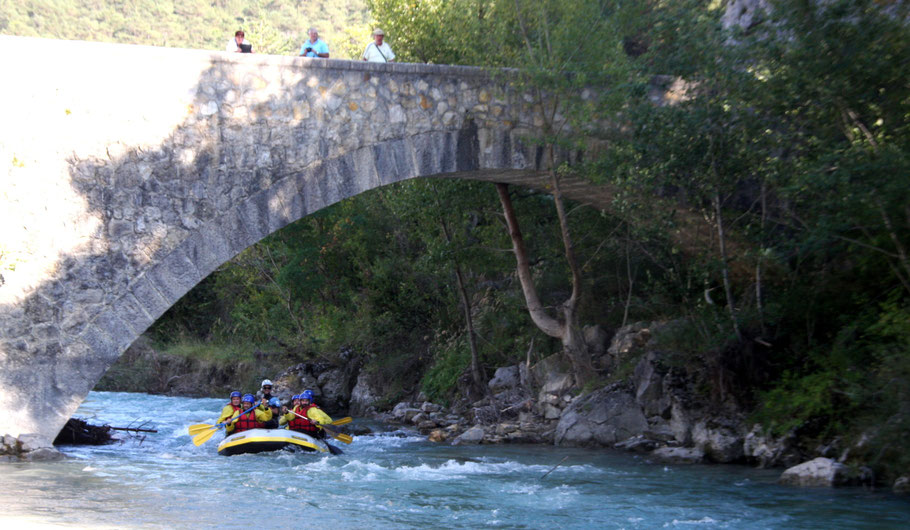 Bild: Wildwasserfahrt mit dem Schlauchboot in den Verdon-Schluchten