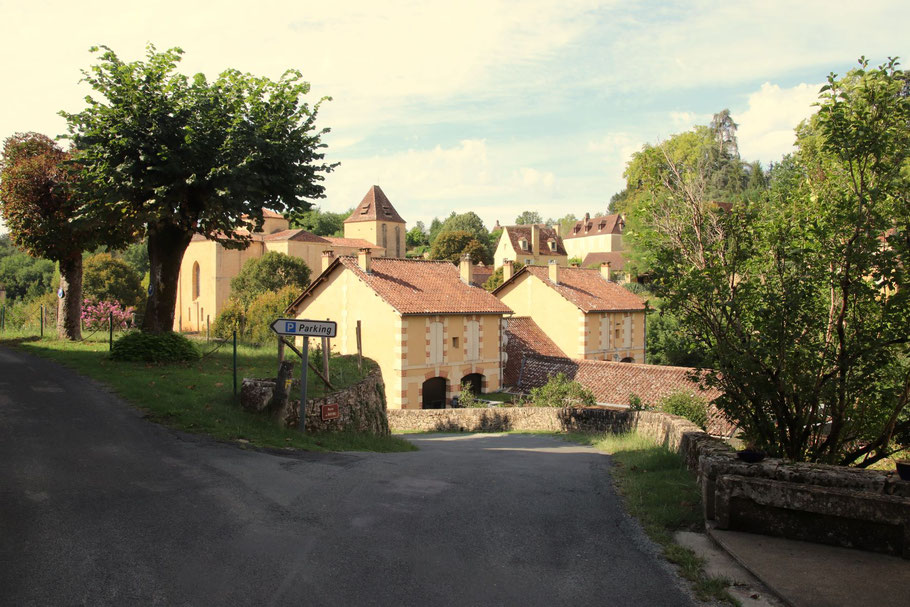 Bild: Blick auf die Ortseinfahrt Paunat an der Dordogne mit Kirche St. Martial