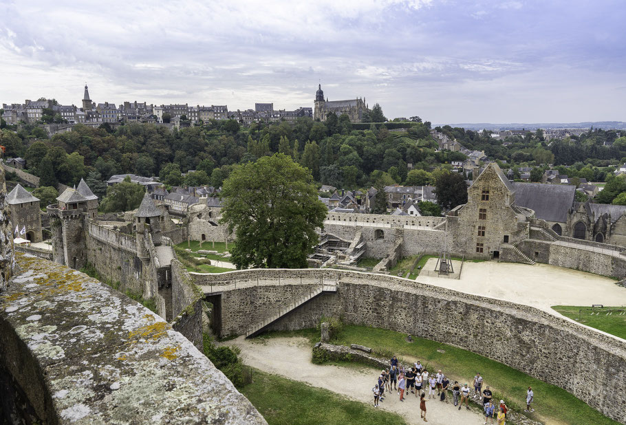 Bild: Blick auf das Château de Fougères und die Stadt Fougères von einem der Türme des Château