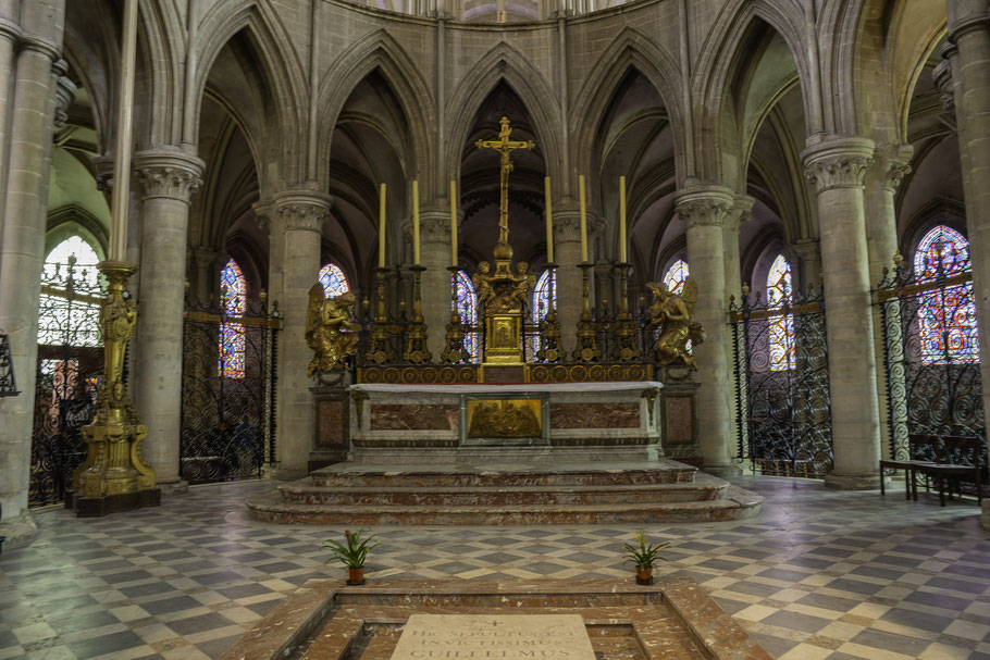 Bild: Hauptaltar, davor das Grab von Wilhelm dem Eroberer in der Église Saint-Étienne in Caen