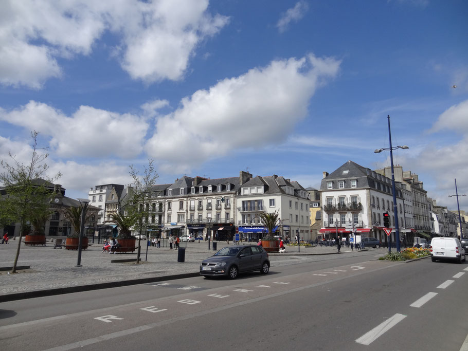 Bild: Place Jean Jaurès mit Restaurant L´Amiral in Concarneau