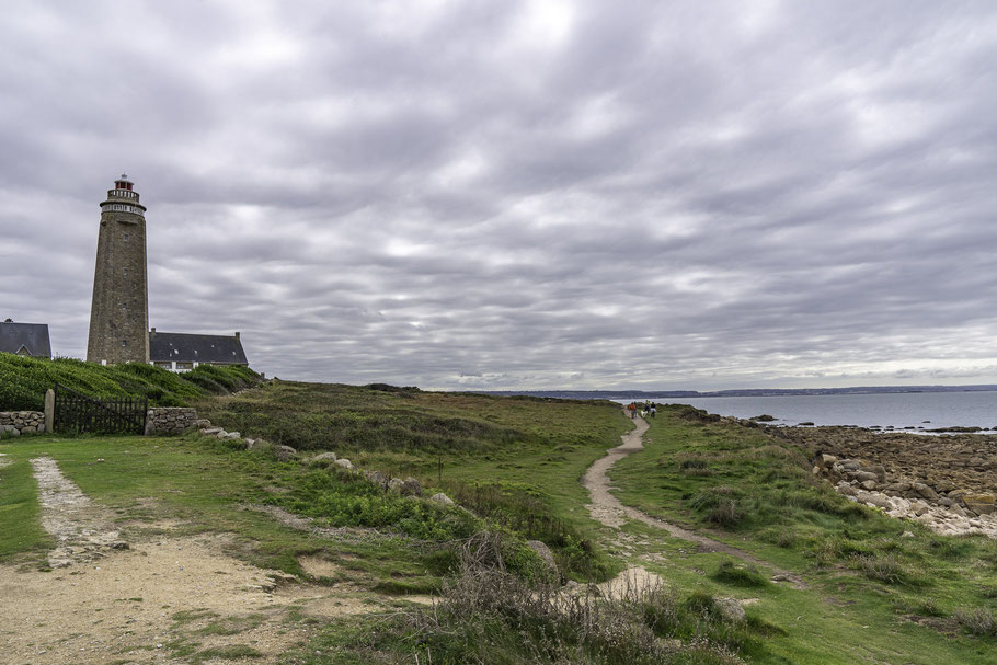 Bild: Am Cap Lévi mit dem Phare du Cap Lévi sowie rechts dem Wanderweg entlang der Küste