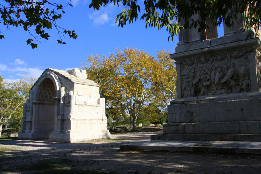 Bild: Mausoleum und Triumpfbogen (Arc muncipal) in St-Rémy-de-Provence