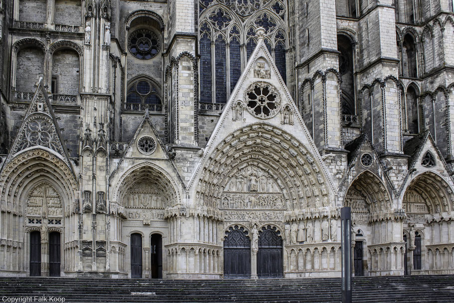 Bild: Die fünf Tore an der Westfassade der gotischen Kathedrale Saint-Étienne von Bourges