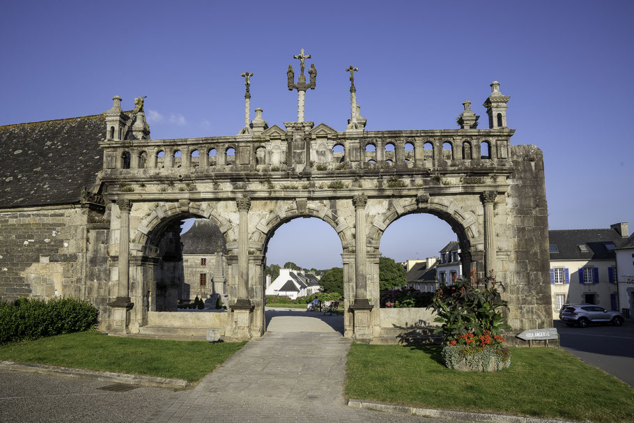 Bild: Zugang durch den Triumphbogen zum umfriedeten Pfarrbezirk ("enclos paroissial") von Sizun