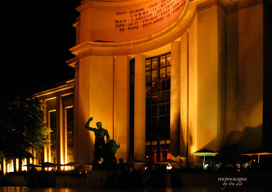 Bild: Trocadéro mit Palais de Chaillot bei Nacht in Paris