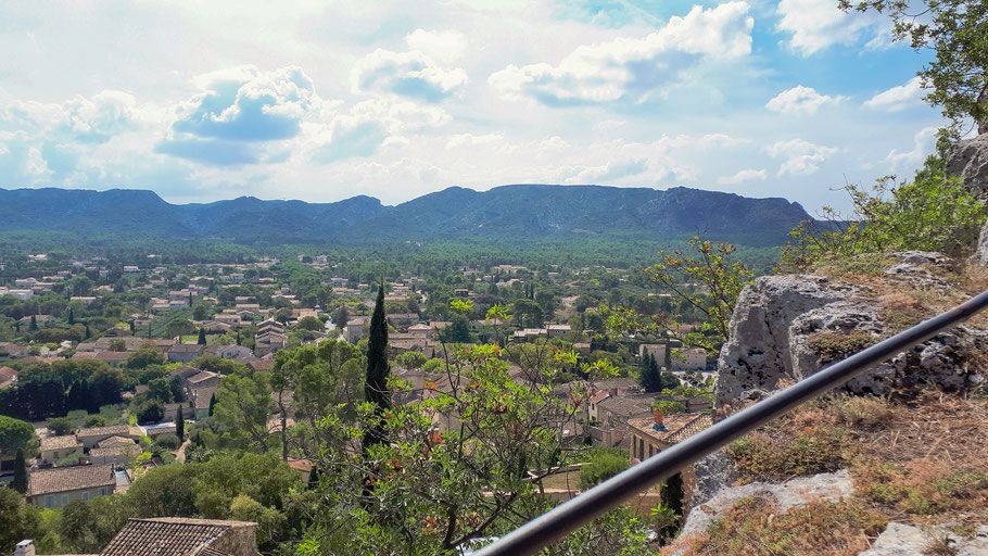 Bild: Blick auf Eygalières im Hintergrund die Alpilles