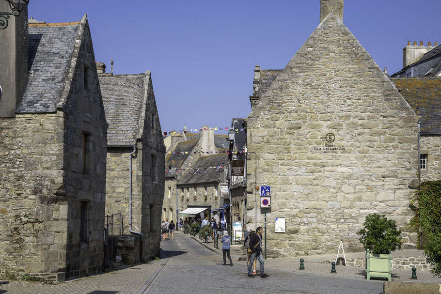 Bild: Rue l´Amiral-Réveillère in Roscoff in der Bretagne 