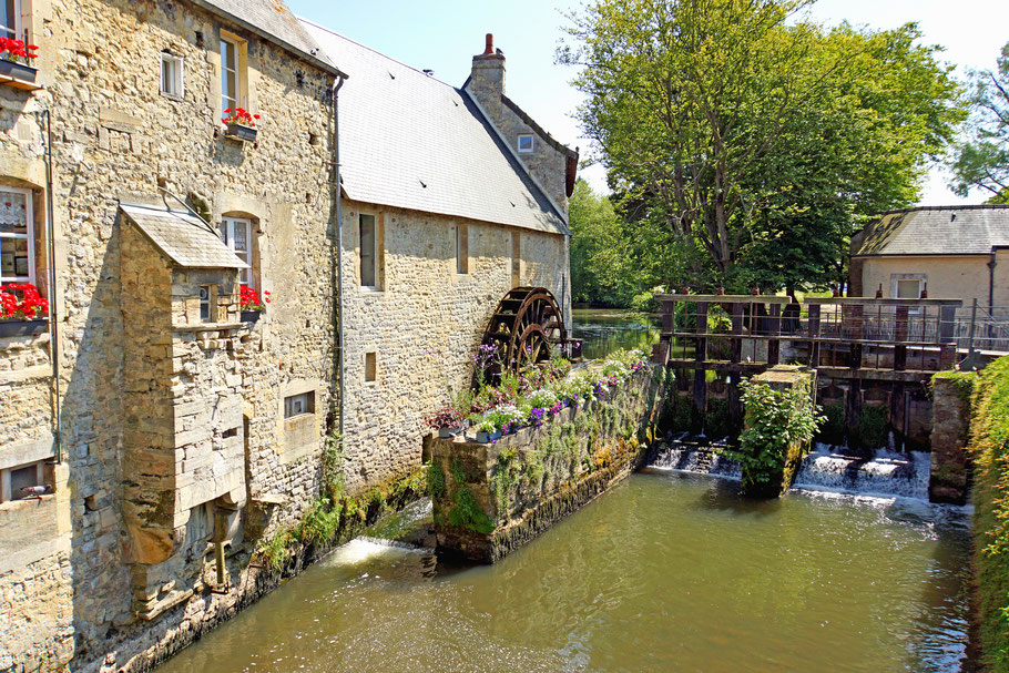 Bild: An der Aure in Bayeux