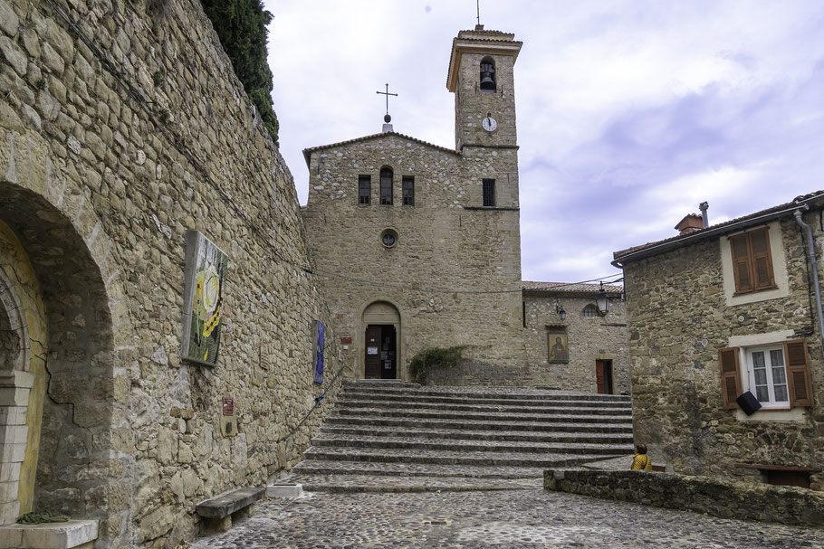 Bild: Place Félix-Giordan mit Église Saint-Jean-Baptiste und links zwei Sonnenuhren in Coaraze