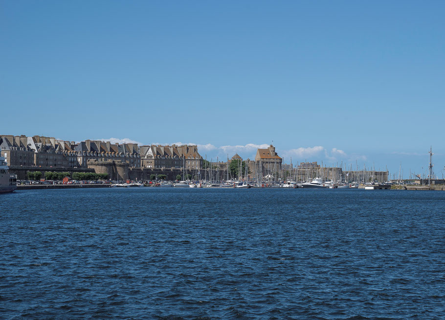 Bild: Blick auf die Stadtmauer und das Château de la Duchesse Anne in Saint-Malo