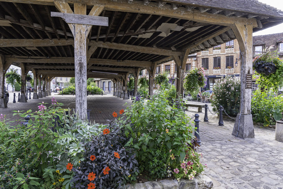 Bild: Markhalle in Lyons-la-Forêt mit reichem Blumenschmuck