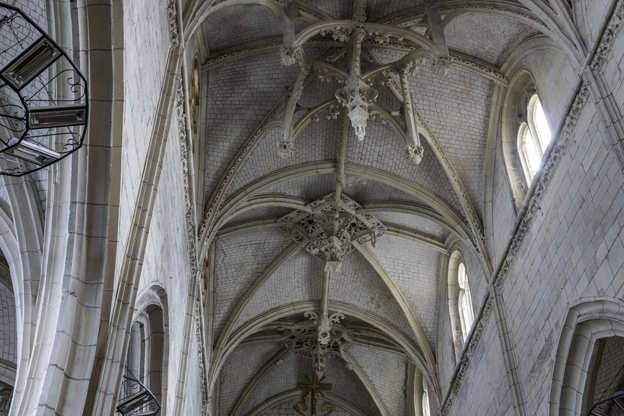 Bild: hängende Schlusssteine an der Decke der Église Saint-Jacques in le Tréport- Der Größte hat eine Länge von 3,8 Meter