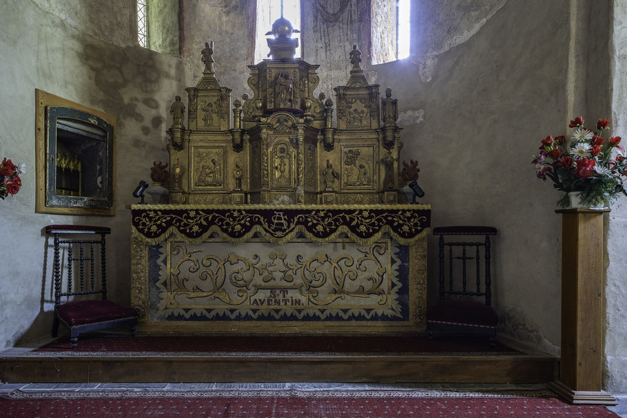 Bild: Im Innern der Altar der Église Saint-Aventin-de-Larbouste in Saint-Aventin