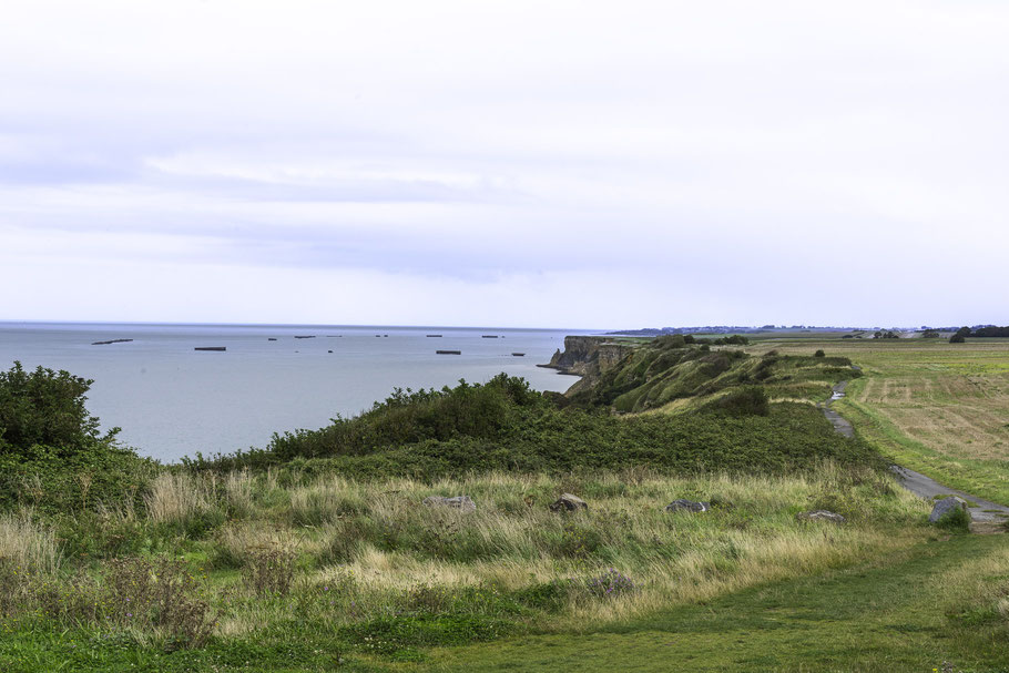 Bild: Reste ehemaliger Kriegsanlagen im Meer bei den Batteries Longues-sur-Mer