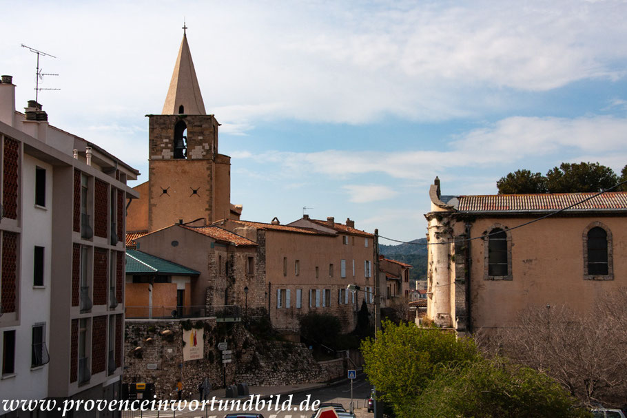 Bild: Blick auf Eglise St. Sauveur, davor Ateliers Thérèse Neveu und recht Chapelle des Pénitents blancs in Aubagne 