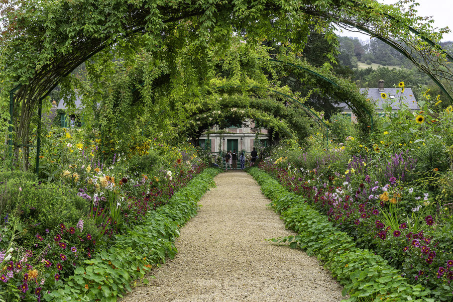 Bild: Üppiger Blumenschmuck auf dem Weg zu Haus von Claude Monet in Giverny