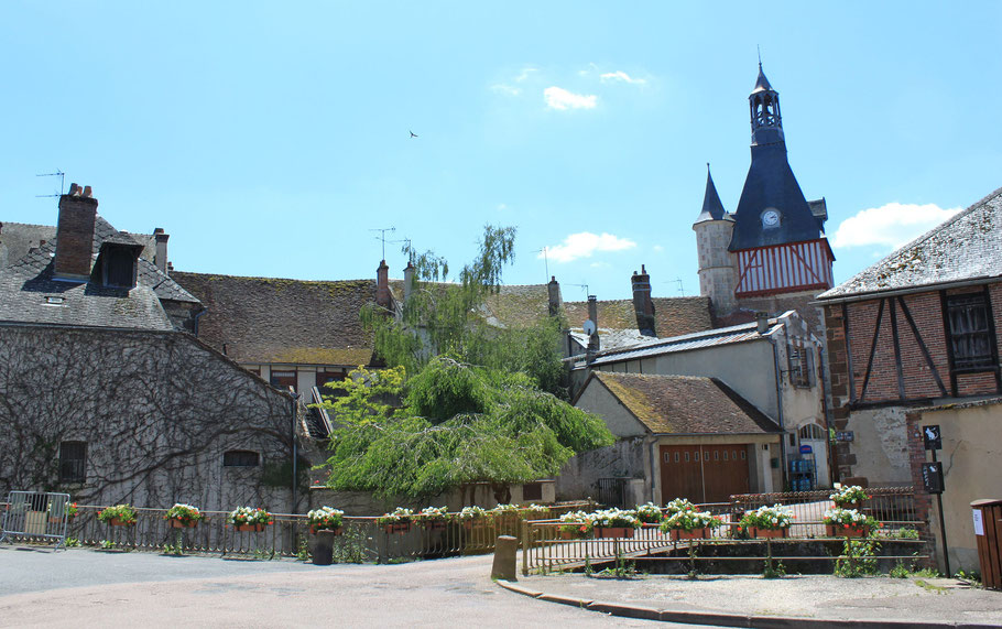 Bild: Das Dorf Saint-Fargeau mit Tour de l´horloge