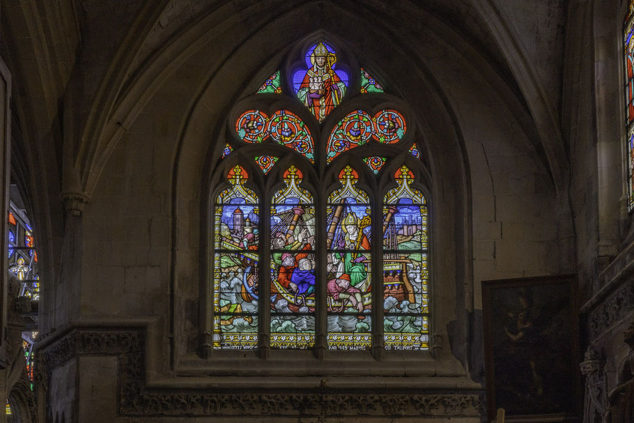 Bild: Fenster über dem Seitenaltar im rechten Seitenschiff  der Église Saint-Jacques in Le Tréport