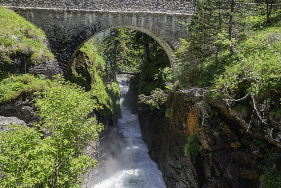 Bild: Brodelnde Gischt unter dem Pont d´Espagne