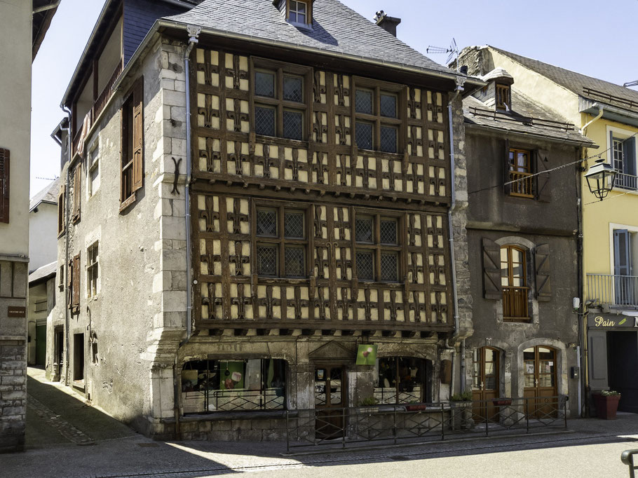 Bild: Haus der Lilien oder Maison Lys in Arreau, gegenüber der Mairie