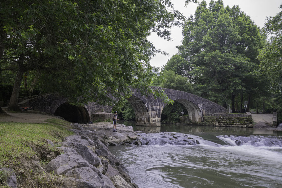 Bild: Pont romain in Ascain im französischen Baskenland